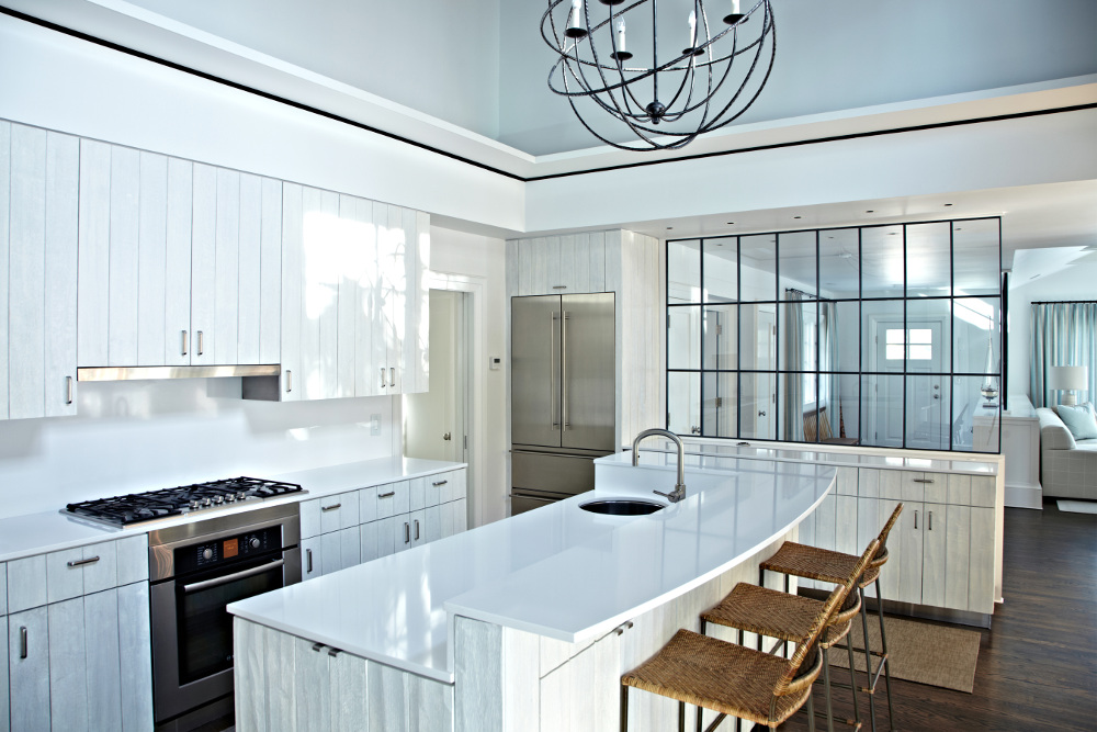 Produk Iconic White oleh Silestone sebagai countertop pada island di dapur yang terkoneksi dengan ruang tamu / Cosentino